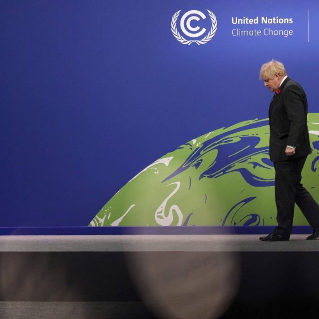 Boris Johnson walking on the podium of the United Nations' COP26.