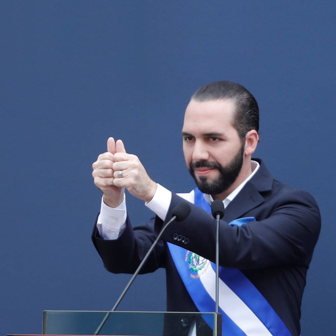El Salvador president Nayib Bukele showing two thumbs up.