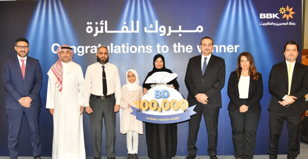 فائزة محظوظة تفوز بجائزة نقدية تبلغ قيمتها 100,000 دينار بحريني من الهيرات