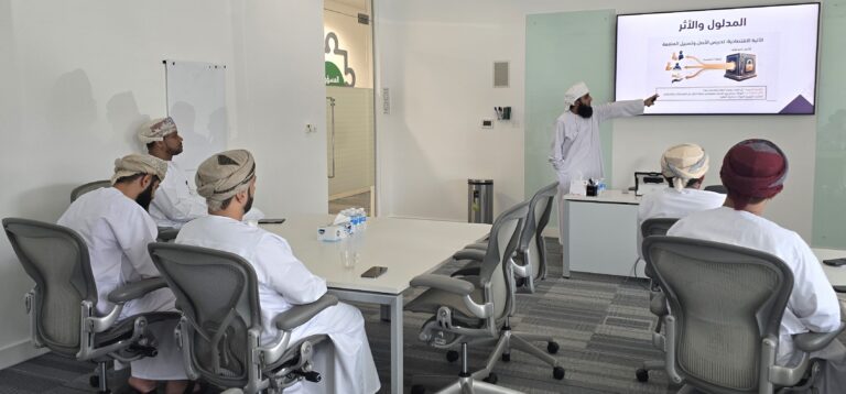 موظفو ميثاق وفريق العلوم الإسلامية بجامعة السلطان قابوس يتبادلون الخبرات حول استثمار الأوقاف وتمويلها